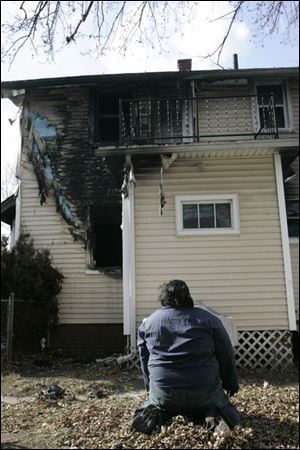 After recounting how he yelled for his family to come to the balcony, Anthony Diaz collapsed after the Lyman Avenue house fire in which his son, his fiancee, and her two daughters died.
