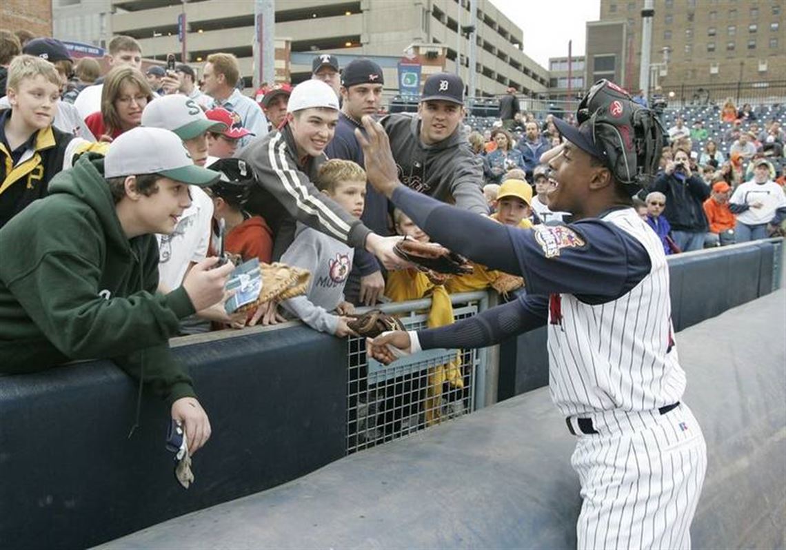 Granderson suffers broken forearm