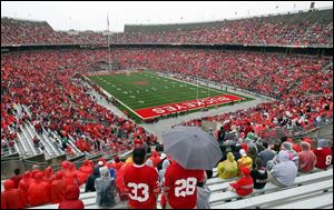 Despite the rain, an announced crowd of 76,346 showed up at Ohio Stadium
yesterday for the Buckeyes' annual intrasquad spring football game.