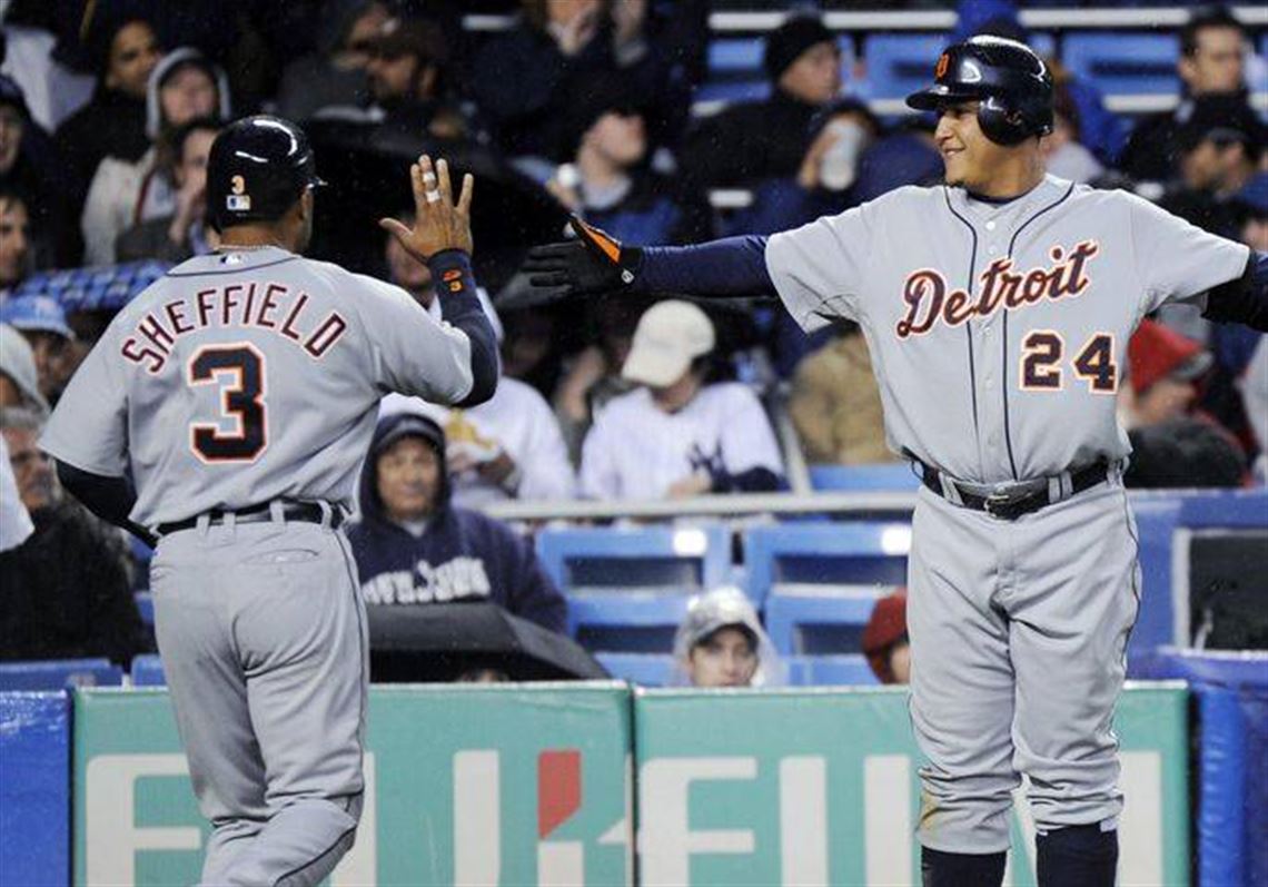 Detroit Tigers shortstop Carlos Guillen avoids New York Yankees