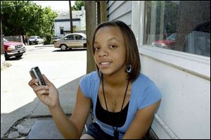 Kabrina Moton, 16, from Cincinnati receives a text message
reminding her to take her asthma medication. She says she
hasn t skipped a dose since she began receiving the messages.
