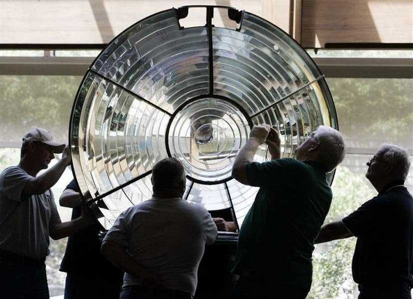 LIGHTHOUSE-LENS-DISPLAYED-AT-NEW-SITE