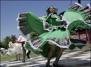 Aaronica Bivins of the Ballet Folklorica Imagenes Mexicanos, performs at last year s LatinoFest.
