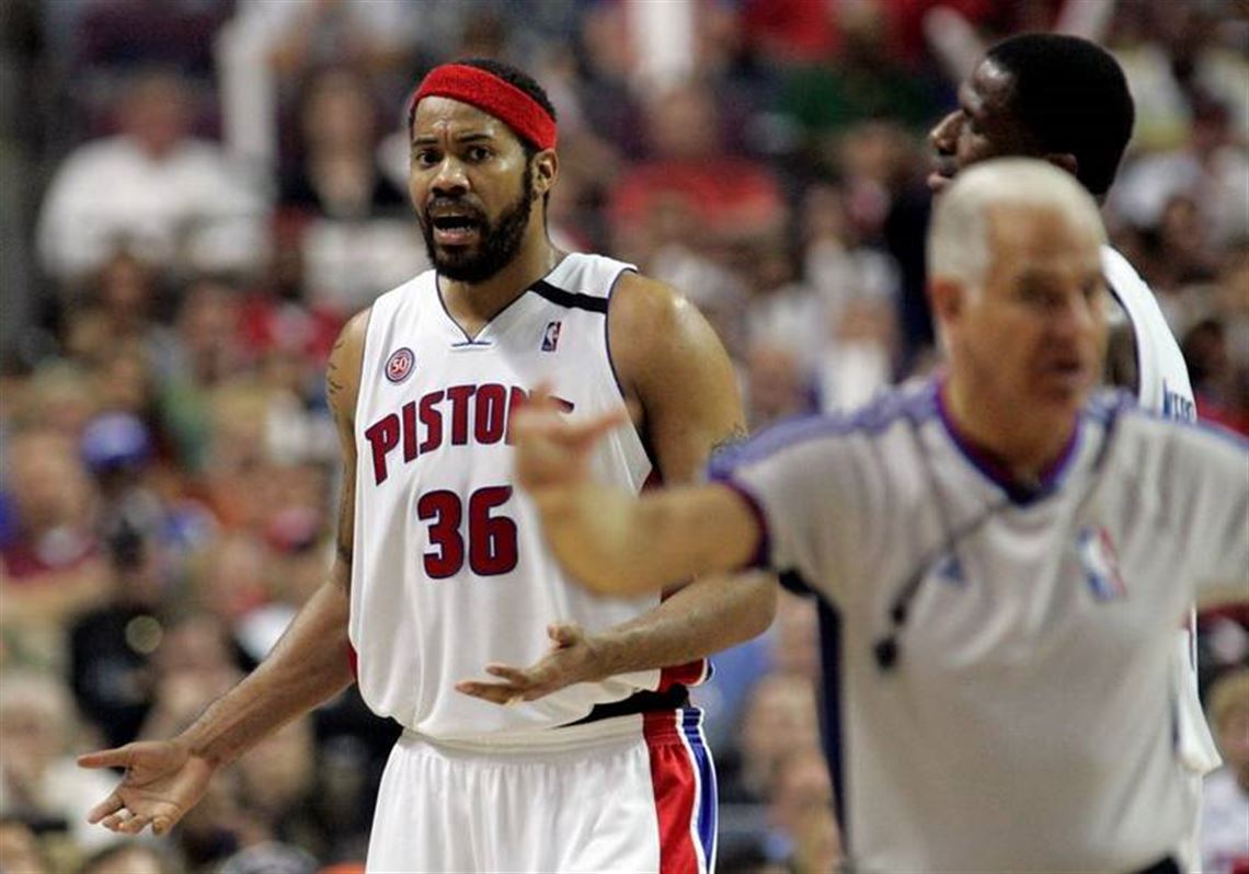 Detroit Pistons' Rasheed Wallace (36) looks to pass as Chicago