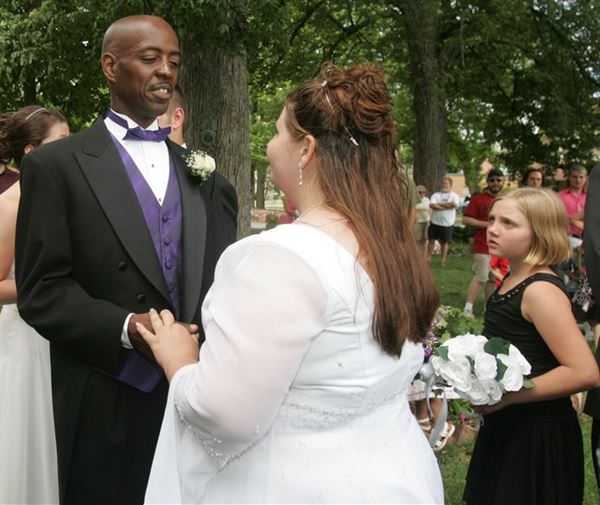 18 couples trade wedding vows at historic mansion - The Blade