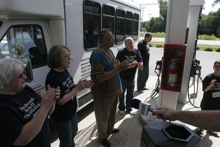 Small-group-is-fueled-by-faith-to-pray-for-lower-gas-prices