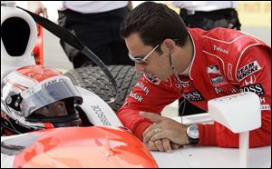 Helio Castroneves, right, a teammate of Ryan Briscoe, won the pole last year for the IndyCar Series race at Mid-Ohio.