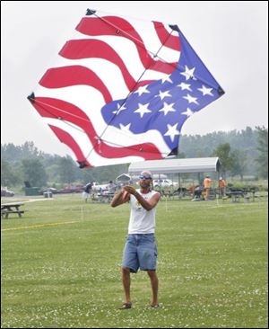 nbrekites24p  7/19/2008  blade photo by herral long   Dan Salsbury  of  Rga mich    with flag kite    maumee bay kite flyers meeting at maumee bay state park