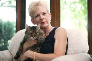 Carol Greenberg of Perrysburg, with her cat Sammy, estimates
she sat in traffi c for 50 minutes while driving home
from a veterinary visit in a northern Detroit suburb.
