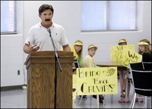 Perrysburg resident Robert Bernhoft was among those speaking for Mr. Calvin, noting the principal s military service and saying backers are distraught by the board s decision.
