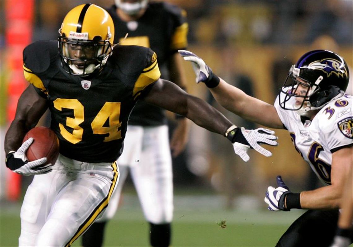 Nov. 6, 2011 - Pittsburgh, PENNSYLVANNIA, U.S - Pittsburgh Steelers running  back Rashard Mendenhall (34) picks up 4 yards before being swarmed by  Baltimore Ravens inside linebacker Ray Lewis (52), Baltimore Ravens