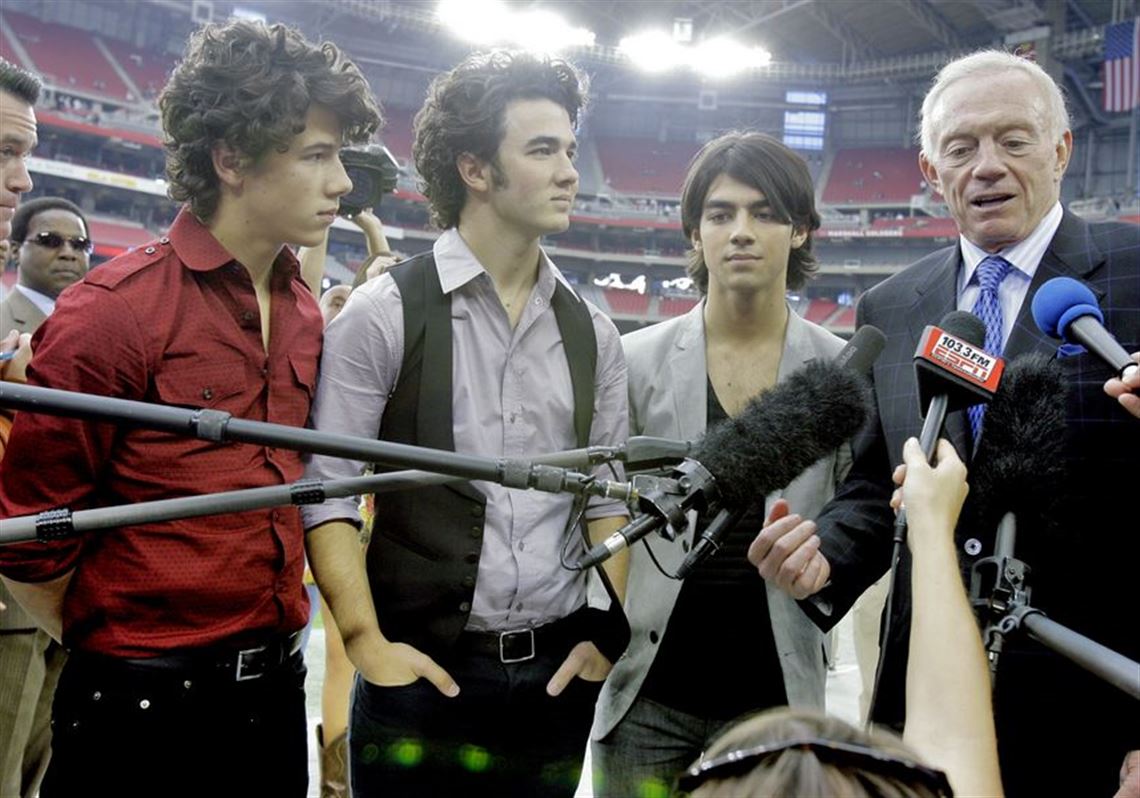 Fans giddy over Jonas Brothers' Cowboys Thanksgiving show