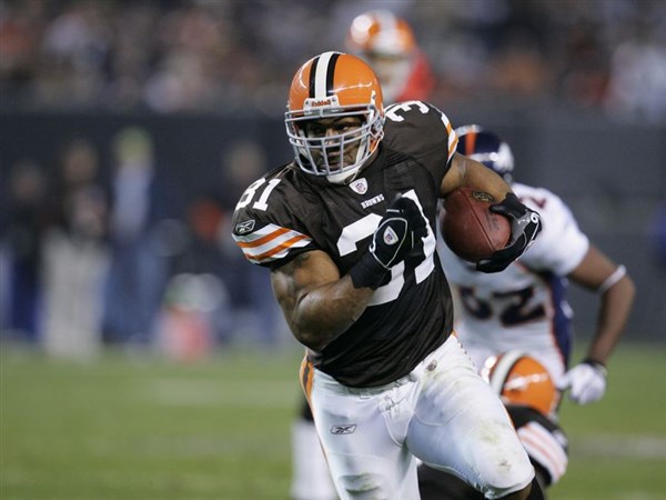 Cleveland Browns running back Jamal Lewis warms up prior to a game