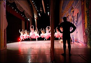 Jay Goodlett, at right, waits offstage as dancers perform. 
<BR>

<img src=http://www.toledoblade.com/graphics/icons/photo.gif> <font color=red><b>VIEW</font color=red></b>: <a href=