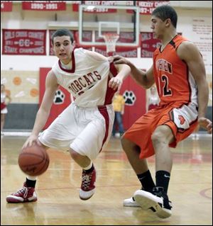 Bowling Green s Tony Dible tries to drive by Southview s Jimmy Hall during the second quarter. 