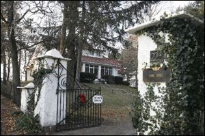 Pearl Barber bought Sans Souci, a waterfront estate in Rossford, from candymaker John Hoffman for less than $50,000 in 1920.
<br>
<img src=http://www.toledoblade.com/assets/gif/weblink_icon.gif> <font color=red> <b>READ </font color=red></b>: <a href=