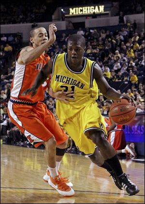 Laval Lucas-Perry drives past Illinois defender Calvin Brock. Lucas-Perry scored 13 points as Michigan improved to 11-3.