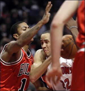 The Pistons' Tayshaun Prince drives against the Bulls' Derrick Rose Tuesday night in Chicago.