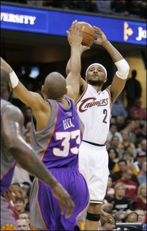 Mo Williams shoot over the Suns  Grant Hill. The Cavaliers point guard scored a career-high 44 points last night.