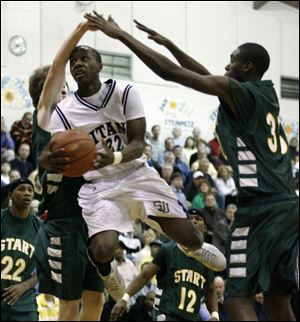 St. John s Jay Springs splits Start defenders Hank Oswald, left, and Devin Russell. Springs scored 10 points.