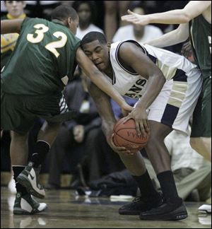 Start's Jeff Copeland (32) tries to steal the ball from St. John's forward Tim Simmons during the third quarter. Simmons finished with eight points and 14 rebounds.