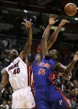 Detroit s Jason Maxiell (54) battles Miami s Udonis Haslem for the ball. The Heat beat Detroit, dealing the Pistons lost their seventh straight defeat.