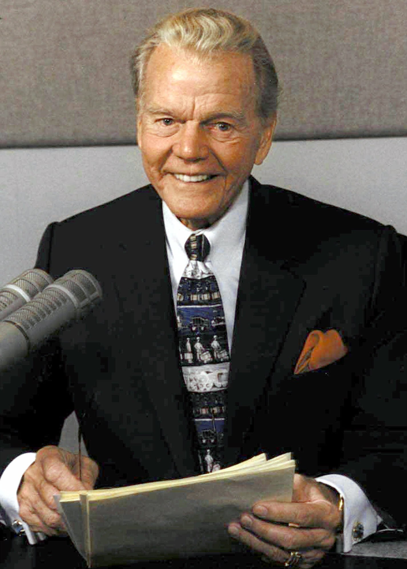 Radio news broadcasting pioneer Paul Harvey dies - The Blade