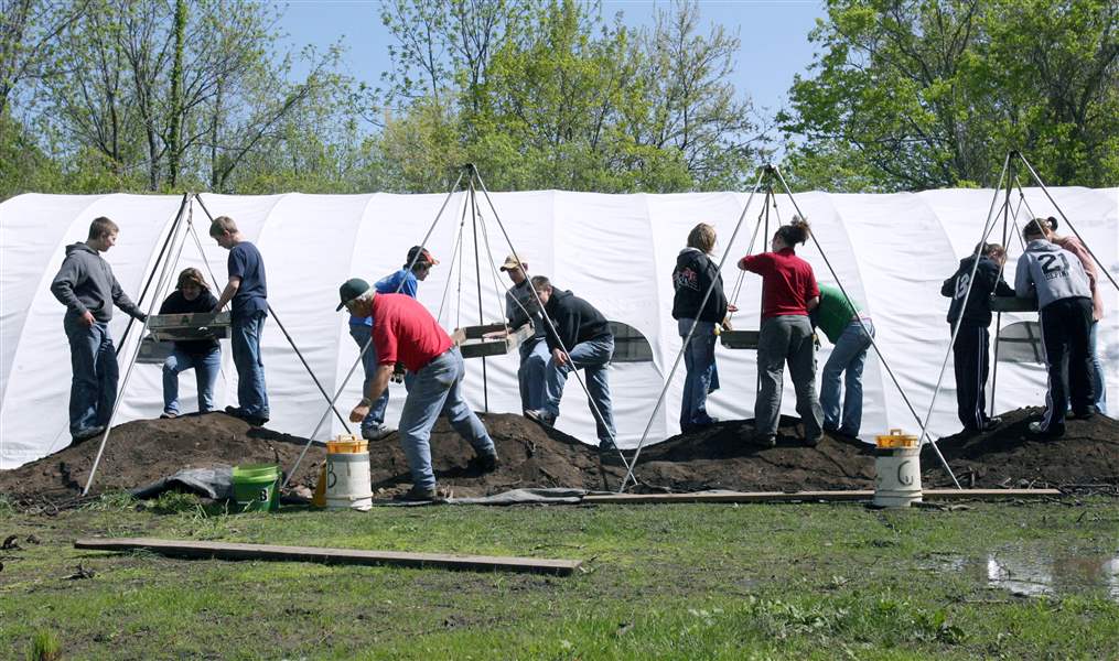 Students-digging-up-past-2