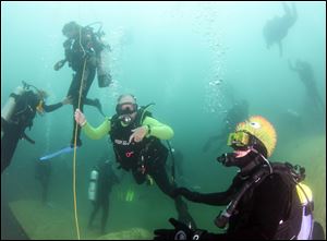 Slug: CTY gilboa19p Date:   07172009       The Blade/Andy Morrison       Location: Gilboa    Caption: Divers have fun underwater as they try to set the world record for most divers submerged at Gilboa Quarry, Saturday, 07182009.