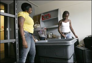 Slug: CTY BGSUMOVE23P                 Date 8/23/2009           The Blade/ Amy E. Voigt           Location: Bowling Green, Ohio  CAPTION:   Chicane(cq) Watson, from New York City,  left, and her friend Angel Yarbrough (cq), right, from Cleveland, move stuff into Watson's dorm room at Anderson Hall on August 23, 2009.