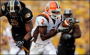 Bowling Green's Ray Hutson evades the Missouri defense to score in the first quarter to give the Falcons an early 7-0 lead in Columbia, Mo.