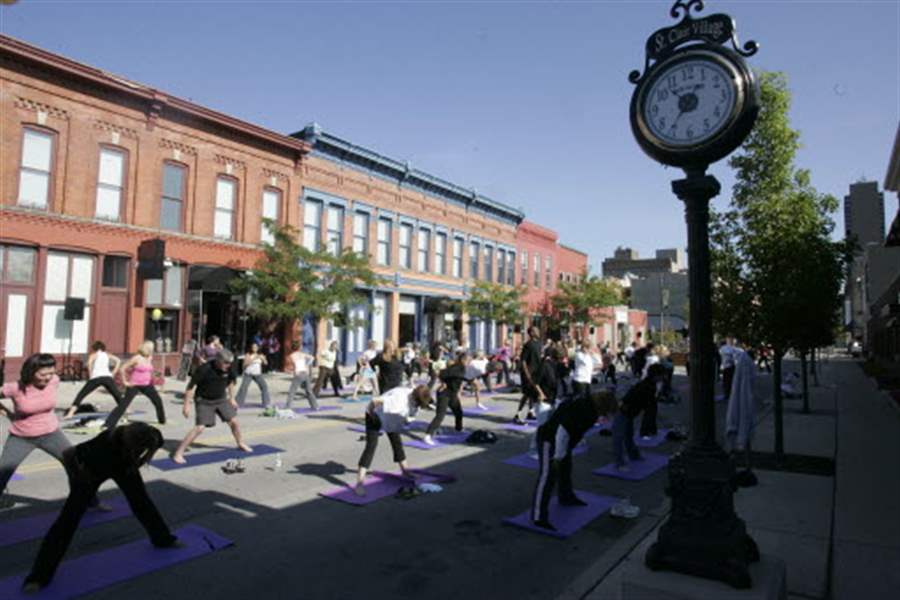 Yoga-for-a-good-cause-in-downtown-Toledo