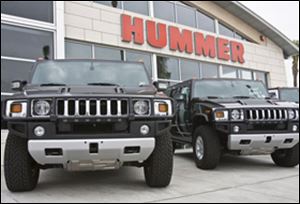 General Motors Co. signs an agreement to sell control of the Hummer brand to a Chinese heavy equipment maker.