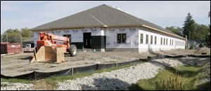 BIZ BUILD25    10/21/2009       Blade Photo/Lori King  Stand-alone construction art for Sunday business section.  Contractors build an office complex at Whiteford Rd., south of Monroe St. Buckeye Real Estate Group is general contractor. 419-843-2625.