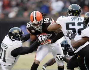 Cleveland's Joshua Cribbs runs past Jacksonville's Derrick Harvey (91) and Daryl Smith.