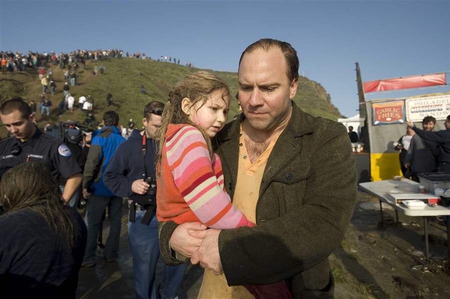 Giant-waves-injure-15-spectators-at-California-surfing-contest-3