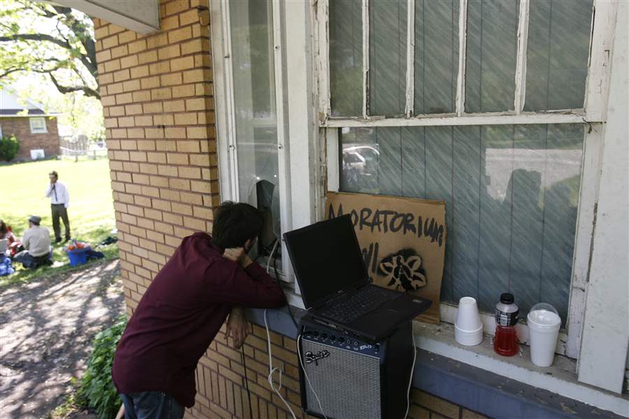 Man-seals-self-inside-foreclosed-residence-2