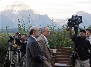 Federal Reserve Chairman Ben Bernanke, left, and Donald L. Kohn, governor of the Federal Reserve Bank of Dallas, converse.