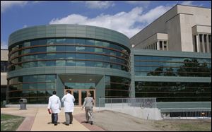 The glass-fronted building links the Paul Block, Jr., Health Science Building and the Health Education Building. It took a year to equip the facility, which opened when the school year began. 