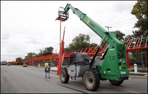 Slug:  CTY ZOO17p Date:  09172010   The Blade/Andy Morrison       Location:  Toledo Lake Caption:  Workers move a support piece into place for a new covered walkway at the Toledo Zoo, Friday, 09172010.       Summary:  EDS., I couldn't find Cyndi Condit of the zoo's PR staff, or get ahold of her by phone for more info.