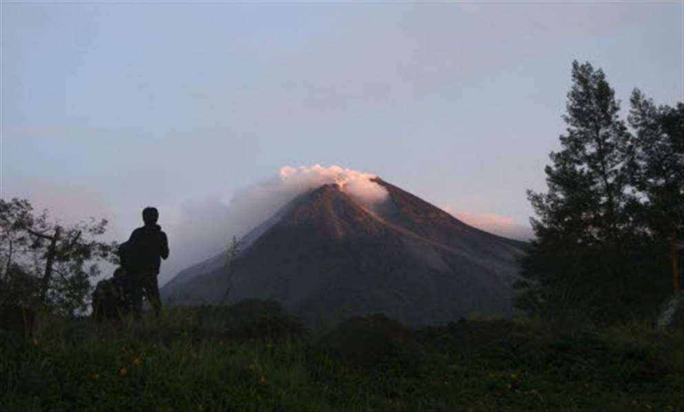 Indonesia-hit-by-deadly-tsunami-volcanic-eruption