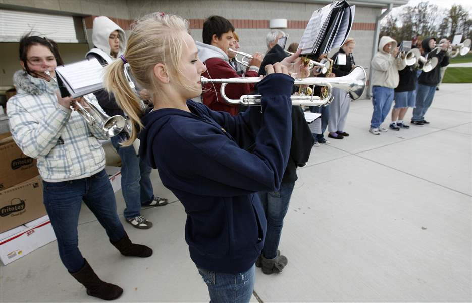 Rossford-schools-opens-site-with-fanfare-2