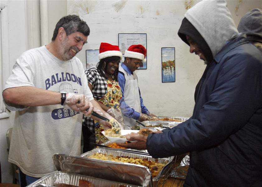 Toledo-church-shares-Christmas-spirit-at-dinner-for-the-needy-2