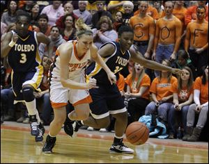 The Falcons fall to 17-3, 5-2. Bowling Green's Jen Uhl, left, and Toledo's Yolanda Richardson chase a loose ball in last night's game. Uhl led the Falcons with 17 points.