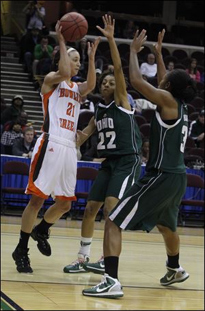 Bowling Green's Chrissy Steffen, left, who had 13 points, passes over Ohio's Tenisha Benson, center, and Erin Bailes.