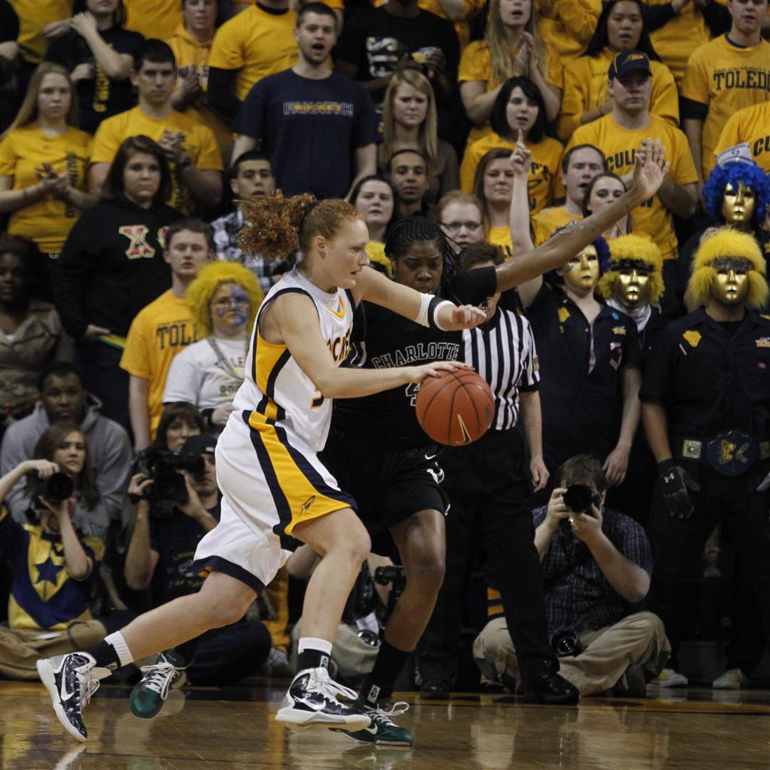 UT-Charlotte-Melissa-Goodall-dribble-Amanda-Dowe