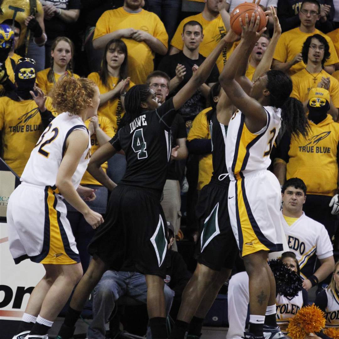 UT-Charlotte-Amanda-Dowe-Yolanda-Richardson-block