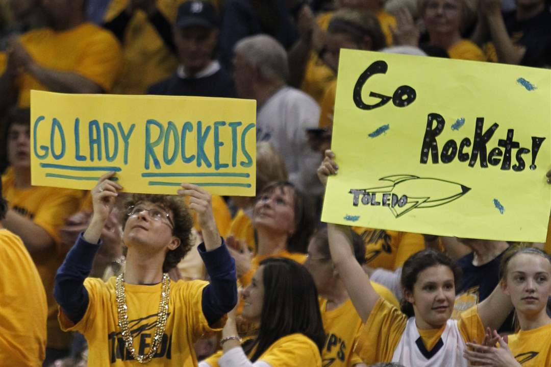 UT-Charlotte-fans-signs