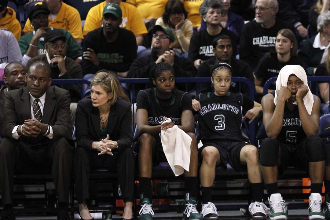 UT-Charlotte-head-coach-Karen-Aston