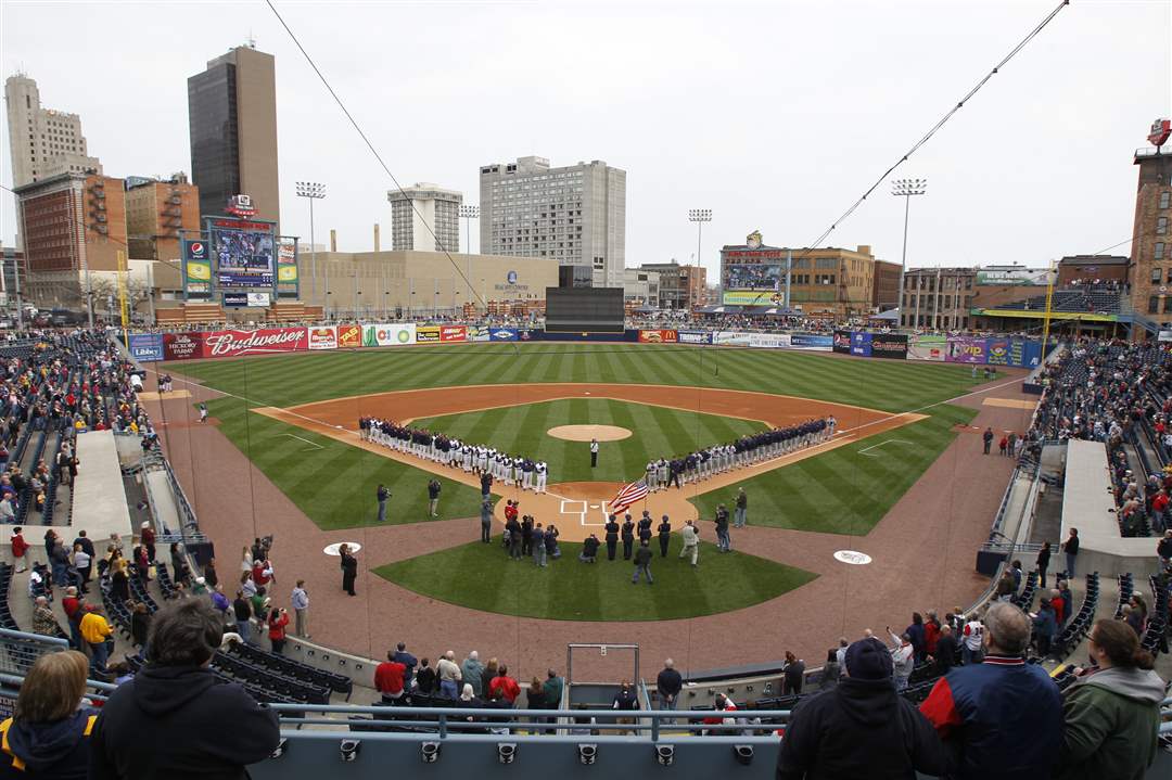 Fans-Mud-Hens-Opener-teams-line-field